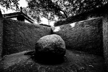 Lee Ufan au Parc de Sculptures de la commanderie de Peyrassol dans le Var